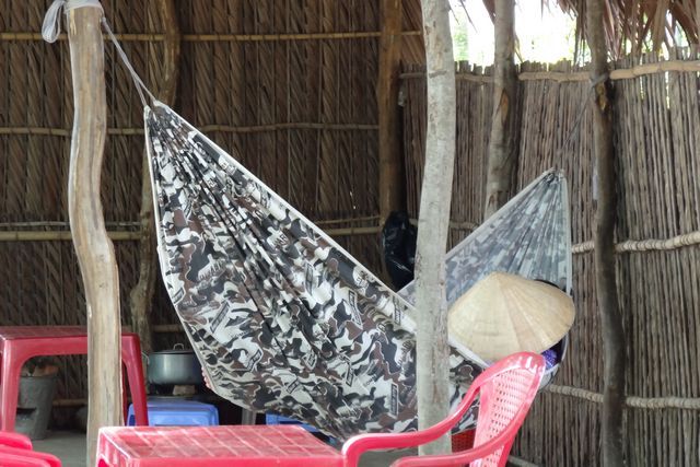 Vietnamienne faisant la sieste dans un hamac