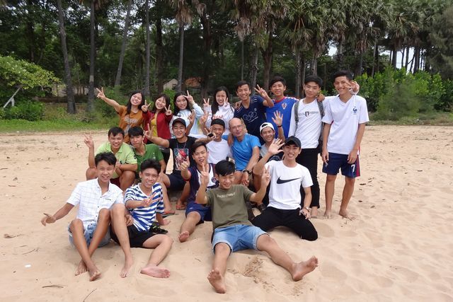 Séance photo collective sur la plage au Vietnam