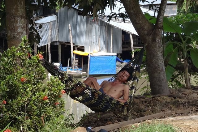 Vietnamien dans son hamac pour la sieste