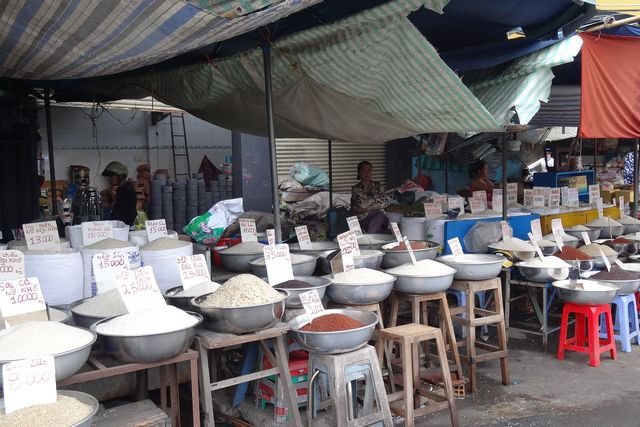 Etal de riz sur le marché à Sadec