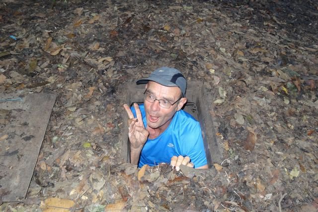 Moi en train de sortir d'un tunnel de Cu Chi