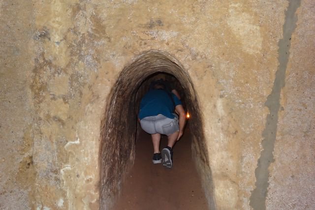 Traversée de tunnel à Cu Chi
